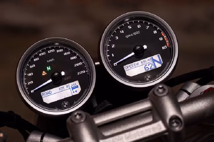Bảng đồng hồ dạng tròn trên R nineT giờ đây có thiết kế mới với logo BMW cũng như đèn xinhan sẽ "ẩn mình" khi chưa được kích hoạt. Hệ thống đèn pha và đèn xinhan sử dụng công nghệ LED cùng cổng sạc USB cũng là một số tính năng tiêu chuẩn của R nineT 2021.