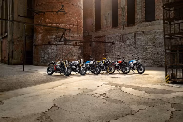 Là một mẫu roadster mẫu mực, BMW R nineT 2021 mới hiện được hãng xe đến từ Đức ưu ái với nhiều biến thể hấp dẫn. Cụ thể, R nineT Urban G/S là một mẫu enduro với thiết kế lấy cảm hứng từ mẫu xe R 80 G/S của những năm 1980. R nineT Scrambler lại có thiết kế hoài niệm về những mẫu xe đề cao sự thuần khiết và không quan trọng độ tiện nghi, trong khi đó R nineT Pure lại là một mẫu roadster chỉ được trang bị những tính năng tối giản nhất.
