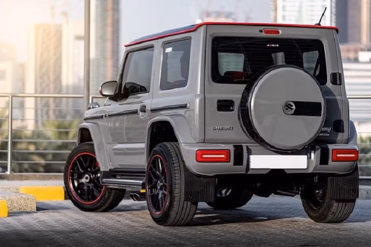 Trong số đó, Fast Car Service Centre (FCSC), công ty chuyên nâng cấp xe ở Dubai đã thiết kế một gói phụ kiện để giúp Suzuki Jimny độ Mercedes G500 4x4 Squared.