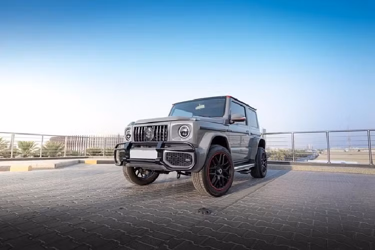 Gói phụ kiện của FCSC đã tạo ra một phiên bản “tiểu G-Class” đích thực, với nhiều chi tiết nâng cấp như cản trước, lưới tản nhiệt và nắp ca-pô. Chiếc Suzuki đặc biệt này còn được trang bị ống xả bên, tấm chắn gió, lốp dự phòng phía sau, huy hiệu V8 và hệ thống chiếu sáng LED.