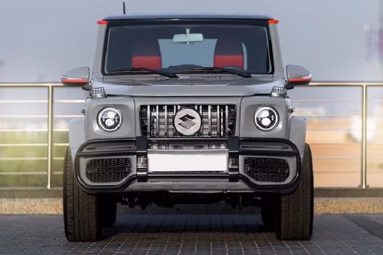 Trong số đó, Fast Car Service Centre (FCSC), công ty chuyên nâng cấp xe ở Dubai đã thiết kế một gói phụ kiện để biến Suzuki Jimny nhái Mercedes G-Class phiên bản G 500 4x4 Squared.