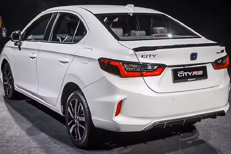 3 phiên bản City đầu tiên sẽ được trang bị động cơ xăng DOHC i-VTEC 1.5L hút khí tự nhiên. Động cơ này cho công suất 121 mã lực và 145 Nm. Đi cùng là hộp số vô cấp CVT. Đối với bản cao cấp RS e:HEV, xe sở hữu động cơ xăng lai điện e:HEV. Malaysia cũng là quốc gia đầu tiên sở hữu phiên bản Honda City chạy hybrid. Bản này sẽ sử dụng động cơ hybrid Intelligent Multi-Mode Drive (i-MMD) 2 mô tơ điện.