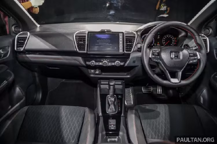 Honda City thế hệ thứ 5 tại Malaysia có kích thước dài x rộng x cao lần lượt là 4.553 x 1.748 x 1.467 mm, chiều dài cơ sở 2.600 mm. Dung tích khoang hành lý City là 519 L, kém đời trước 17 L (536 L), nhưng vẫn khá lớn trong phân khúc. Đối với RS e:HEV, vì IPU của xe nằm ở phía sau nên khoang hành lý trên bản này sẽ thu hẹp còn 409 L.