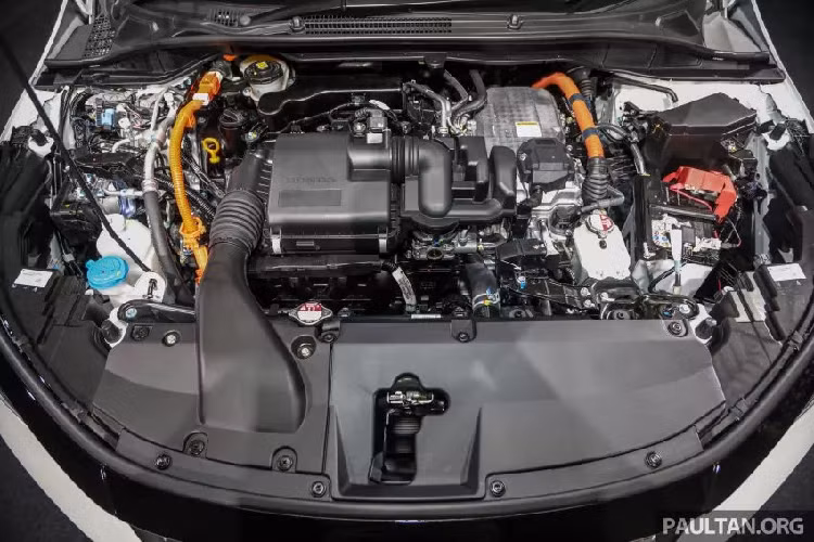 Động cơ hybrid trên Honda City thế hệ mới này khác biệt khá nhiều so với các động cơ hybrid trên thị trường. Động cơ xăng 4 xy lanh 1.5L Atkinson-cycle i-VTEC (98 mã lực/ 127 Nm) sẽ không cung cấp năng lượng cho chiếc xe. Thay vào đó, chức năng chủ yếu của nó là hoạt động như một máy phát điện với sự hỗ trợ của mô tơ điện thứ nhất. Mô tơ điện thứ nhất này cũng sẽ là bộ khởi động của xe.