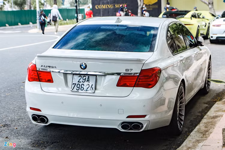 Cập bến đầu năm 2013, đây là chiếc Alpina B7 đầu tiên được mang về Việt Nam và xe thuộc đời 2011. Sau đó, đại gia Việt chỉ mang về thêm một chiếc B7 nữa với ngoại thất đen. Chiếc Alpina B7 trong bài từng định cư tại Hà Nội trong một thời gian dài trước khi được chuyển vào TP.HCM.