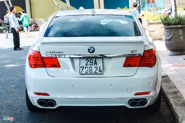 Phần đuôi xe nổi bật với hệ thống ống xả kép đối xứng 2 bên tương tự các mẫu siêu xe. 