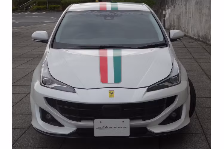 Khi nhìn đối diện, chiếc Toyota Prius trông khá giống với Ferrari FF "hàng xịn" nhờ cản trước mới. Ngoài ra, xe còn đi kèm lưới tản nhiệt và viền đèn sương mù sắc sảo được sơn màu đen cũng như cánh gió trước. Đằng sau xe có thêm bộ khuếch tán gió khiến chiếc Toyota Prius trông hầm hố hơn.