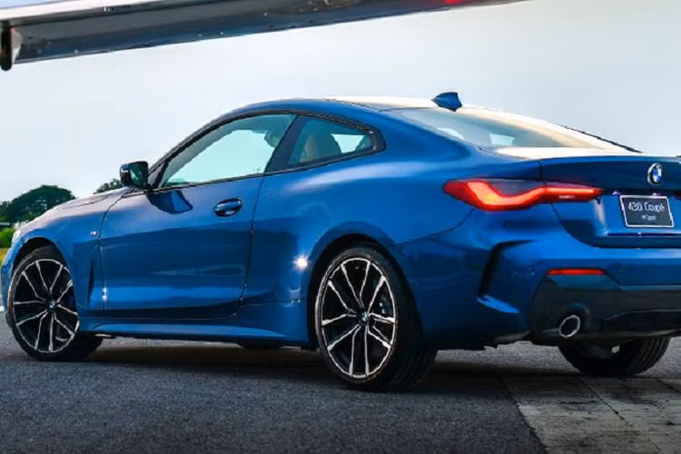 Các tính năng nổi bật khác của 4-Series Coupe mới là hệ thống thông tin giải trí iDrive 7.0 thừa hưởng từ 3 Series, bao gồm màn hình trung tâm 8.8 inch và màn hình 5.1 inch ở cụm đồng hồ kỹ thuật số. Ngoài ra, 4 Series thế hệ mới còn được trang bị thêm hệ thống định vị dữ liệu đám mây, màn hình hiển thị trên kính lái HUD,BMW ConnectedDrive, bộ sạc điện thoại không dây và hệ thống trợ lý ảo buồng lái BMW Live Cockpit.