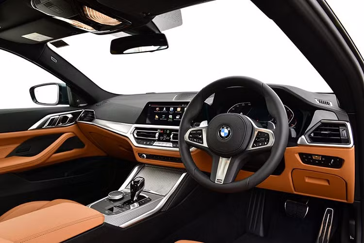 Như vậy, giá xe BMW 4-Series Coupe G22 tại Thái Lan đắt găp 3 lần tại Mỹ. Xe được trang bị động cơ xăng tăng áp B48 2.0L 4 xi-lanh sản sinh công suất 255 mã lực từ 5.000-6.000 vòng/phút và mô-men xoắn cực đại 400Nm trong khoảng từ 1.550-4.400 vòng/phút.