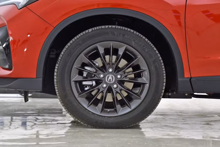Bản Acura CDX A-Spec khác biệt với cụm gương 2 tông màu, la-zăng 18 inch, lốp Michelin Primacy 3ST và nhãn hiệu riêng.