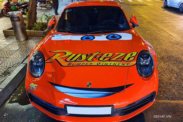 Theo tìm hiểu, giá xe Porsche 911 Carrera S hiện nay đang được phân phối chính hãng tại Việt Nam với mức từ 7,61 tỷ đồng, chưa bao gồm các tuỳ chọn kèm theo.