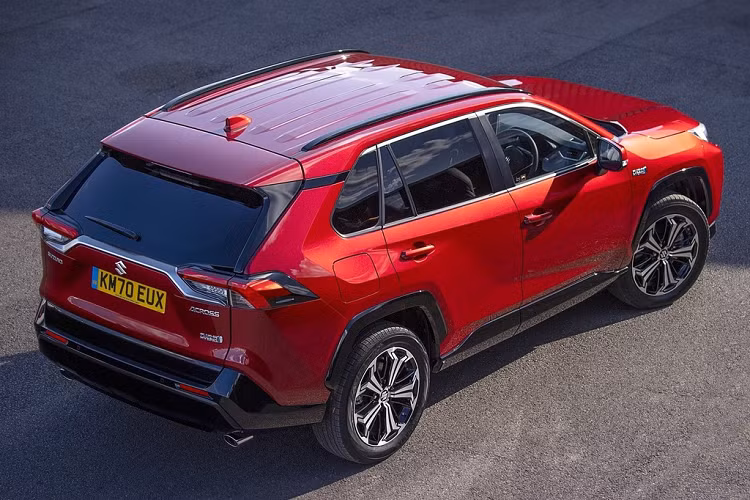 Tại Anh, giá xe Suzuki Across 2021 vừa được công bố dành cho biến thể PHEV. Mẫu SUV 5 chỗ Nhật Bản được bán ra với mức giá 45.599 bảng, khoảng 59.000 USD. Những đối thủ cạnh tranh với Suzuki Across PHEV tại châu Âu có thể kể đến Ford Kuga 2.5 EcoBoost PHEV (Ford Escape), Peugeot 3008 1.6 Hybrid4 300 GT và Mitsubishi Outlander 2.4 PHEV.
