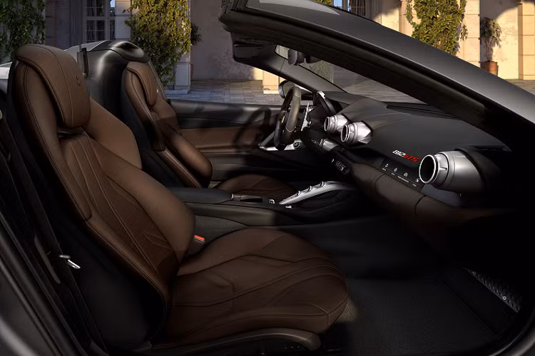 Đôi nét nổi bật về hai mẫu xe này, Ferrari 812 GTS có công suất cực đại lên đến 800 mã lực khiến nó trở thành siêu xe mui trần thương mại mạnh nhất trên thị trường. 812 GTS đánh dấu sự trở lại huy hoàng của một dòng xe đã đóng vai trò quan trọng trong lịch sử thương hiệu Ferrari. Chiếc xe ra mắt sau đúng 50 năm kể từ ngày ra mắt mẫu xe mui trần với động cơ V12 cuối cùng.
