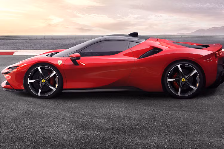 Cả hai mẫu xe Ferrari 812 GTS và SF90 Stradale đều không nằm trong danh mục sản xuất giới hạn nhưng đây là những chiến binh hoàn toàn mới của Ferrari: 812 GTS là mẫu xe mui trần với động cơ V12 được sản xuất hàng loạt loạt đầu tiên kể từ lần cuối cùng người ta trông thấy chiếc 365 GTS4.