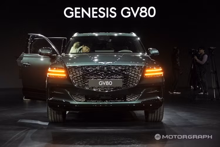 Theo một số nguồn tin, chiếc Genesis GV80 mà V chọn mua được sơn màu xanh lục, "tông xuyệt tông" với micro của anh chàng ca sỹ trẻ. Thông tin V mua Genesis GV80 đã lập tức được nhiều người tìm kiếm trên Google và SNS. Hiện chưa rõ V đã chi bao nhiêu tiền cho chiếc SUV hạng sang mới của mình. Tại thị trường Hàn Quốc, giá xe Genesis GV80 dao động từ 60,7 - 66,7 triệu Won (khoảng 1,18 - 1,29 tỷ đồng).