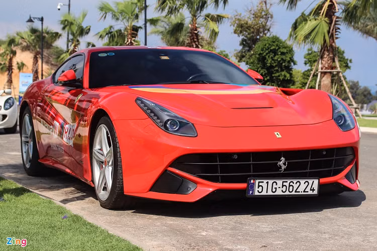 Nổi bật nhất là siêu xe Ferrari F12 Berlinetta màu đỏ. Chiếc siêu ngựa này từng thuộc sở hữu của ông Đặng Lê Nguyên Vũ. Theo một số nguồn tin, tập đoàn này còn sở hữu một chiếc F12 Berlinetta khác.