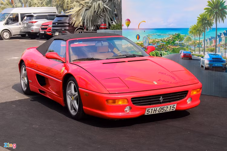 Siêu ngựa thứ 2 xuất hiện tại sự kiện là chiếc Ferrari 355 F1 Spider. Đây chính là mẫu xe "tiền nhiệm" của 360 Spider - siêu xe đầu tiên của Ferrari có mặt tại Việt Nam. Hiện tại, chiếc 355 F1 Spider này là độc nhất Việt Nam.