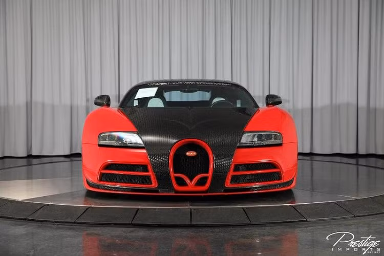 Là một dòng xe được ra mắt từ khoảng 20 năm về trước, siêu xe Bugatti Veyron sở hữu một thiết kế “không tuổi” cùng với nhiều năm giữ vững ngôi vị “Ông hoàng tốc độ”. Chiếc xe được đặt theo tên của tay đua Pierre Veyron- Người đã từng giành chức vô địch tại giải đua 1930 Geneva Grand Prix với chiếc Bugatti Type 37A.
