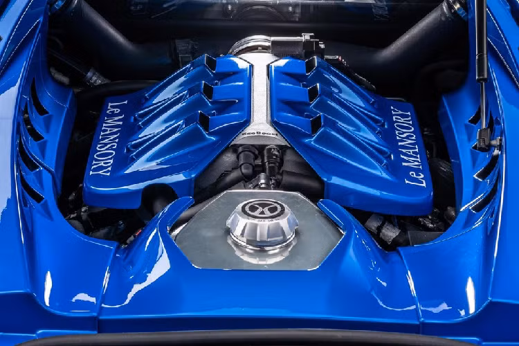 Khoang nội thất của Le Mansory cũng được thiết kế lại với 2 tông màu chính là đen và trắng ngà. Bề mặt nhiều vị trí được bọc chất liệu Alcantara cùng sợi carbon cao cấp. Bộ ghế thể thao gồm 2 màu tương phản cùng logo Mansory được khâu ở tựa đầu. Song song với đó là những chi tiết đường chỉ màu xanh Bleurion Race tương phản.