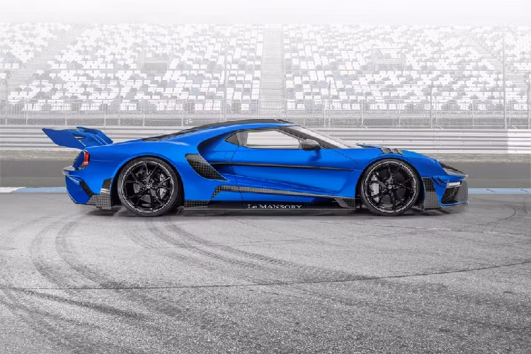 Phần hông xe cũng được Mansory thay đổi khá nhiều chi tiết. Các khe lấy và thoát gió cùng các đường gân nổi cũng được ốp chất liệu sợi carbon. Đặc biệt, Mansory còn trang bị cho chiếc Ford GT thêm 2 hốc lấy gió trên trần xe để tăng hiệu suất làm mát cho động cơ.