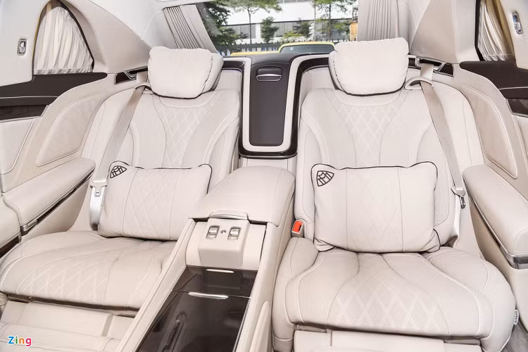 Vị trí ghế ngồi dành cho chủ nhân sở hữu nhiều tiện nghi như chỉnh điện đa hướng, nhớ 3 vị trí, đỡ chân, massage, sưởi, thông gió, rèm che nắng, tủ lạnh mini, cửa sau đóng tự động, hệ thống âm thanh 2 khoang độc lập của Burmester.
