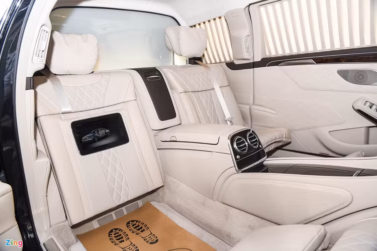 Nhờ chiều dài cơ sở lên tới 4.418 mm, khoang hành khách của S650 Pullman được thiết kế tách biệt khỏi khoang lái bằng vách ngăn. Khu vực này có thiết lập 4 ghế quay mặt vào nhau. Trong đó, hàng ghế sát vách ngăn có thể gập gọn, đồng thời để lộ màn hình phía dưới mặt ghế. 