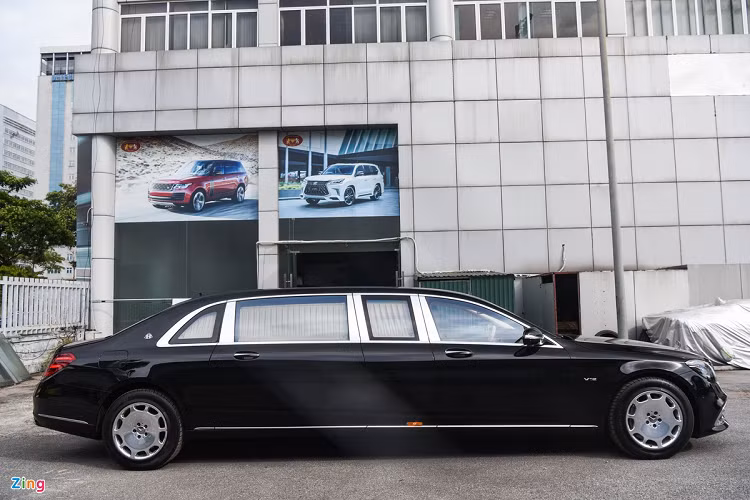 Điểm gây ấn tượng nhất về ngoại hình của xe là kích thước đồ sộ. Mercedes-Maybach S650 Pullman có các thông số dài x rộng x cao tương ứng 6.499 x 1.899 x 1.598 (mm), chiều dài cơ sở lên tới 4.418 mm. So với biến thể Mercedes-Maybach S650 tiêu chuẩn, S650 Pullman dài hơn 1.037 mm.