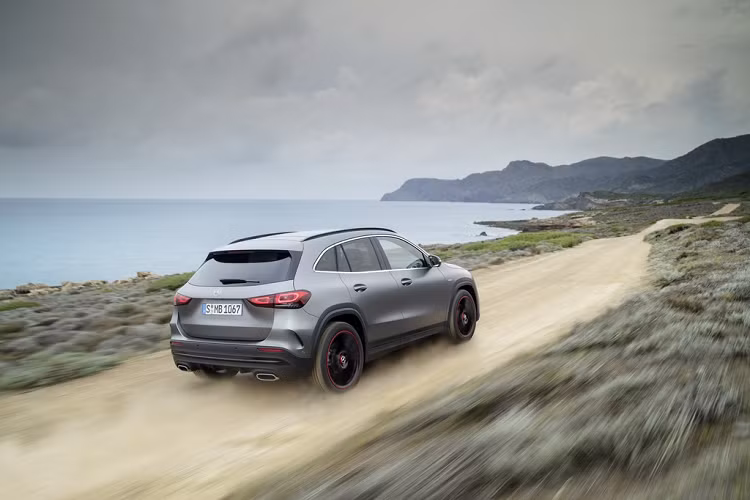 Tương tự đàn anh GLS 2020, GLA thế hệ mới được trang bị thêm tính năng hỗ trợ khi rửa xe tự động Car Wash. Khi được kích hoạt, tính năng này sẽ tự động gập gương ngoại thất cũng như kéo kín tất cả các cửa sổ và cửa sổ trời, tắt tính năng cần gạt mưa tự động và chuyển điều hòa sang tính năng lấy gió trong.