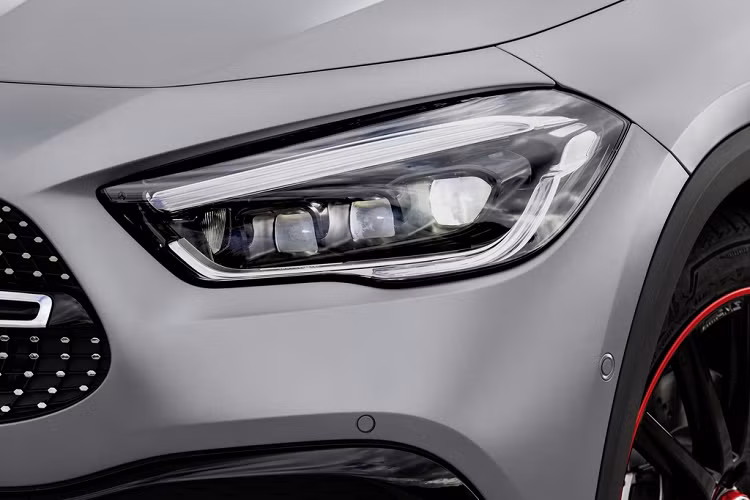 Nếu bạn muốn sức mạnh lớn hơn, chiếc GLA 250 AMG Line có giá 46.400 USD (khoảng 1,07 tỷ đồng) sẽ là lựa chọn thích hợp. Phiên bản này được trang bị động cơ tăng áp 4 xy-lanh 2.0L, sản sinh công suất 221 mã lực và mô-men xoắn 350 Nm.