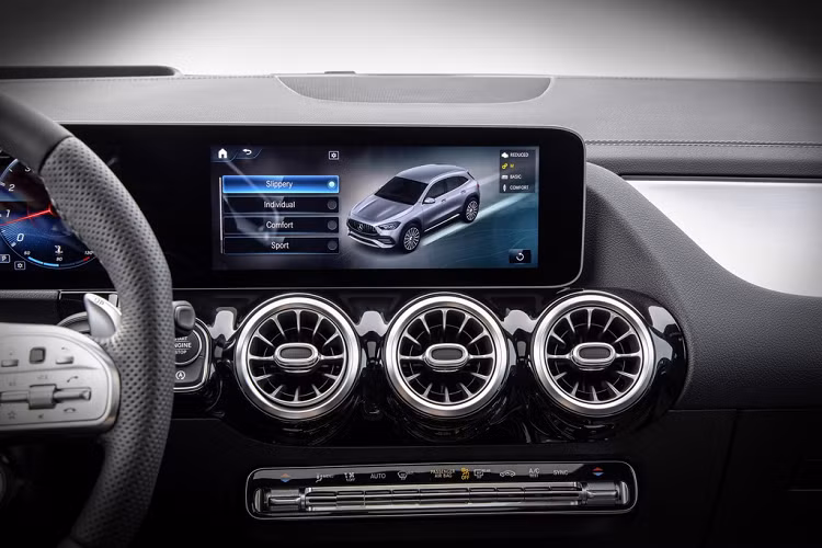Tất cả phiên bản của Mercedes-Benz GLA 2021 đều sở hữu hệ thống MBUX với các tùy chọn như màn hình HUD, hệ thống định vị GPS, chức năng điều khiển bằng giọng nói…
