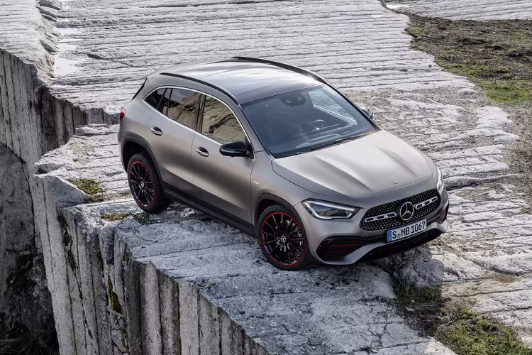 Bên cạnh động cơ xăng, Mercedes-Benz cũng cung cấp phiên bản sử dụng động cơ diesel. Mercedes-Benz GLA 200 d được trang bị động cơ 4 xy-lanh 2.0L, sản sinh công suất 147 mã lực và mô-men xoắn 320 Nm. Xe đi kèm hộp số ly hợp kép 8 cấp và hệ dẫn động cầu trước. Phiên bản GLA 200 d 4Matic sử dụng động cơ tương tự GLA 200 d nhưng cho ra sức mạnh 187 mã lực và mô-men xoắn 400 Nm.