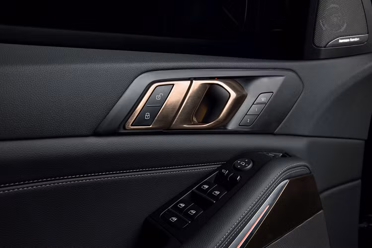 Một số dòng xe khác đã từng qua tay hãng độ Mỹ bao gồm: Bentley (Bentayga), Lexus, Maserati, Mercedes, Range Rover thậm chí Tesla.