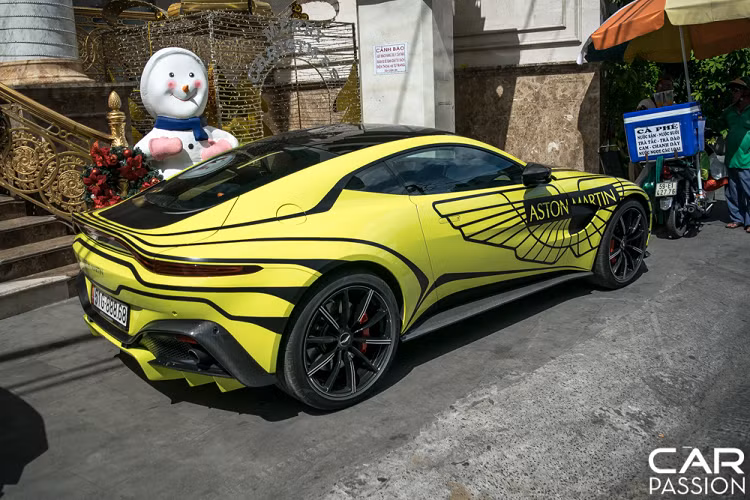Chiếc Aston Martin Vantage thế hệ mới này được trang bị màu sơn xanh lá được Aston Martin đặt tên là Lime Essence. Đây cũng chính là màu sơn được hãng xe thể thao Anh Quốc dùng để ra mắt mẫu xe này. Với tông màu rất nổi bật, các đường nét thiết kế phóng khoáng, mềm mại của Vantage hiện lên một cách hài hòa, đầy tính nghệ thuật cũng như không kém phần thể thao.