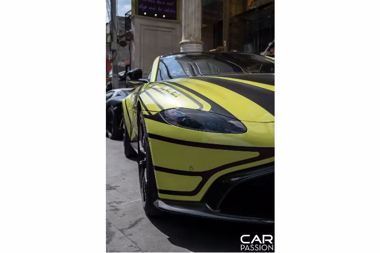Ngoài Vantage, DB11 cũng là một mẫu xe chủ lực của Aston Martin Việt Nam trong thời gian gần đây với số lượng xe được đưa về Việt Nam không dưới 5 chiếc. Giá xe Aston Martin Vantage mới được phân phối chính hãng bởi đại lý Aston Martin TP HCM với mức giá khởi điểm từ 14,988 tỷ đồng.