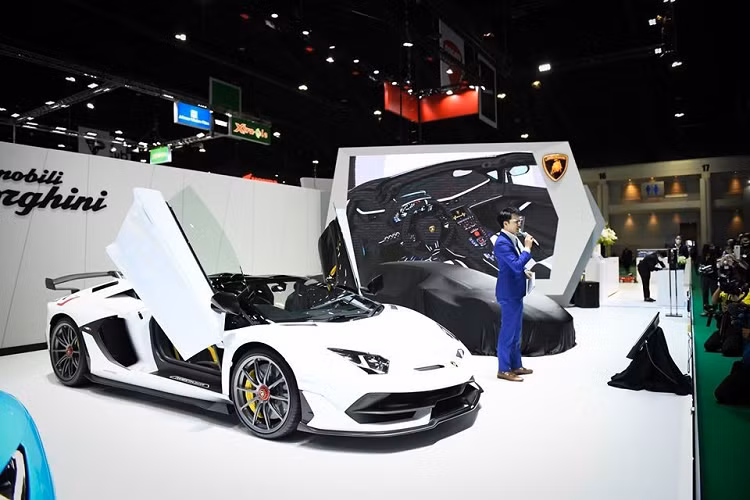 Dòng siêu xe Lamborghini Aventador SVJ Roadster chỉ được sản xuất giới hạn 800 xe trên toàn thế giới nhưng ước tính các đại gia Đông Nam Á đã thu gom được hơn 20 xe. Trong đó, Lào và Việt Nam mỗi nước có một chiếc Lamborghini Aventador SVJ Roadster, phần còn lại chia đều cho các nước khác, trong đó, các nhà giàu Thái Lan ước tính sở hữu trên 4 chiếc siêu xe mui trần Lamborghini Aventador SVJ Roadster.
