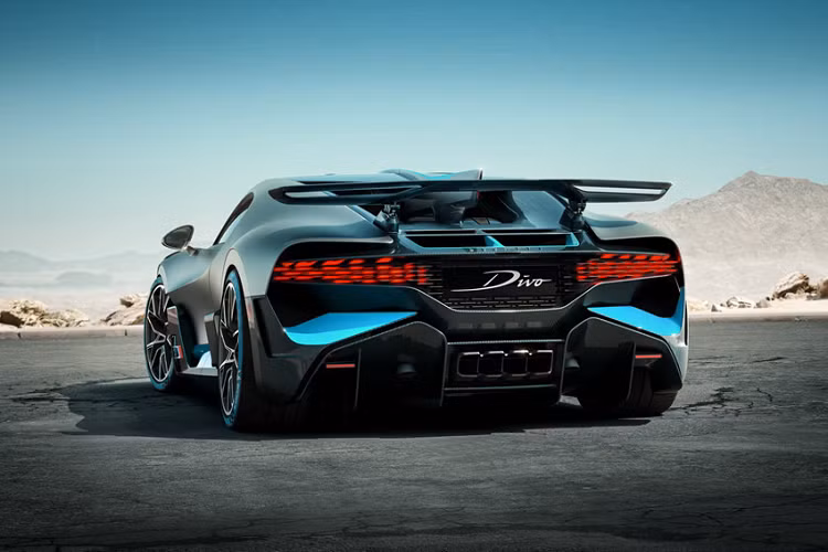 Với Divo, hãng siêu xe Bugatti chỉ sản xuất 40 chiếc trên toàn thế giới với mức giá không tưởng là 5,8 triệu USD cho mỗi chiếc. Nhiều người nghĩ Bugatti khó lòng mà bán hết Divo khi Lykan Hypersport tới nay bán chưa hết 7 chiếc với giá 3,4 triệu USD. Tuy nhiên, tất cả 40 chiếc Divo đều đã tìm được chủ nhân cho mình trước khi ra mắt chính thức.