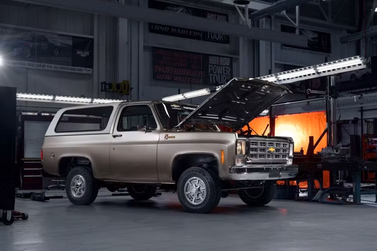 Để nâng cấp điện hóa chiếc Chevrolet K5 Blazer đời 1977, đầu tiên nhóm nghiên cứu đã gỡ bỏ động cơ nguyên bản V8 với công suất 175 mã lực, hộp số tự động ba cấp, hệ thống nhiên liệu và ống xả. Sau đó, nhóm nghiên cứu đã lắp đặt một động cơ điện Bolt EV có khả năng sản sinh công suất 200 mã lực và mô-men xoắn 360 Nm kết hợp với hộp số tự động bốn cấp điều khiển điện tử Chevrolet Performance.