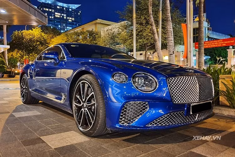 Được đưa về Việt Nam từ tháng 6/2019 nhưng chiếc xe siêu sang Bentley Continental GT First Edition rất ít khi lộ diện chốn đông người, đây là một trong những lần hiếm hoi chiếc xe siêu sang đến từ Anh Quốc được bắt gặp trên đường phố.