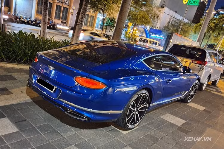 Những chi tiết còn lại của Continental GT First Edition gần như không khác mấy so với Continental GT thông thường, từ nắp ca-pô dài và thấp mang đậm chất Gran Tourer, cho tới lưới tản nhiệt kim loại sáng bóng nổi bật cùng cặp đèn pha kép được trang bị công nghệ LED Matrix và hiệu ứng pha lê vô cùng huyền ảo.