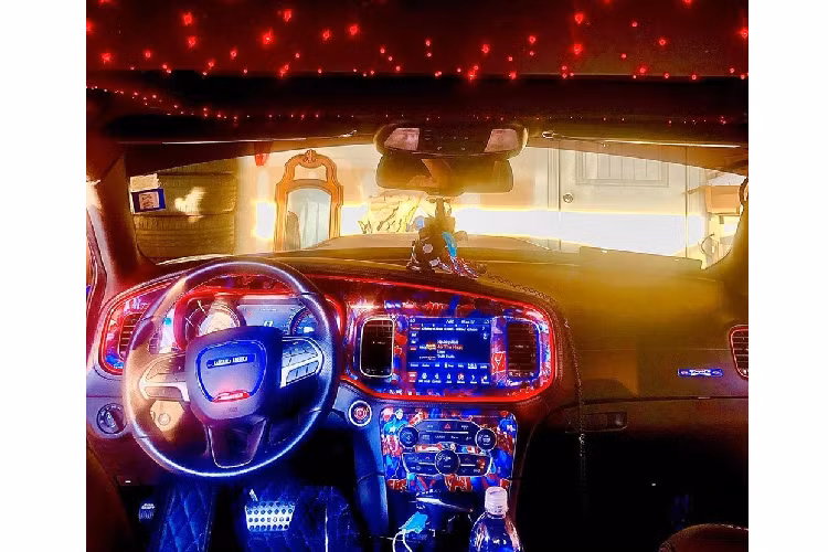 Vì chiếc xe Dodge Charger độ Captain America vốn mang sắc thái màu xanh, chủ xe đã dùng kỹ thuật bọc trang trí một phần chứ không phải toàn bộ. Cộng thêm đó, anh ấy bổ sung thêm nhiều dải đèn màu sắc cho cả ngoại thất và nội thất, thậm chí là ở trong cả khoang động cơ.
