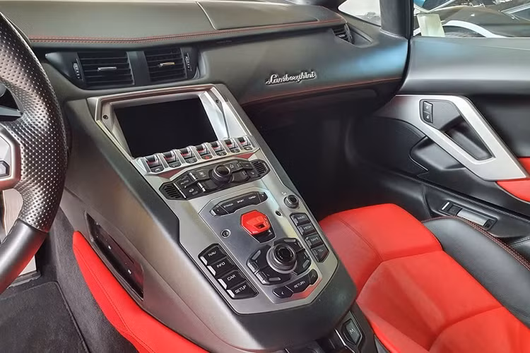 Ngoài bộ áo màu trắng, chiếc siêu xe Lamborghini Aventador LP700-4 biển Lào rao bán hơn 7,1 tỷ đồng có nội thất với ghế ngồi bọc da màu đỏ nổi bật. Khoang lái xe còn có nhiều chi tiết bọc da màu đen hay sợi carbon để tạo điểm nhấn. Siêu xe Lamborghini Aventador LP700-4 sử dụng khối động cơ V12, dung tích 6.5 lít, sản sinh công suất tối đa 700 mã lực và mô-men xoắn cực đại 690 Nm.
