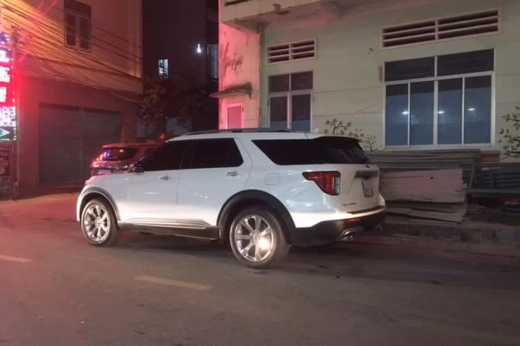 Theo những hình ảnh mới đây được chia sẻ trên mạng xã hội, mẫu xe SUV Ford Explorer 2020 đã xuất hiện trên đường phố Việt Nam và đã có biển trắng, nhưng theo tìm hiểu đây không phải là xe nhập khẩu chính hãng và chỉ về nước bởi đơn đặt hàng riêng và do đại lý tư nhân nhập khẩu.