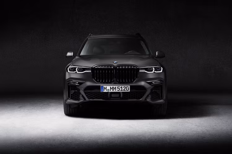 Trong lúc chưa thấy bóng dáng BMW X7 M, các hãng độ như Alpina được kỳ vọng sẽ phát triển thêm bản đặc biệt lấp khoảng trống. Thế nhưng, Alpina chưa kịp làm điều đó thì BMW X7 Dark Shadow Edition 2021 mới phiên bản đặc biệt đã lộ diện.