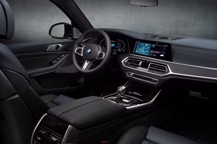 Mẫu xe SUV hạng sang BMW X7 Dark Shadow Edition 2021 sẽ cạnh tranh với đối thủ như Mercedes-Benz GLS-Class. SUV 7 chỗ được sản xuất tại nhà máy lớn nhất của BMW ở Spartanburg (Mỹ) và được phân phối toàn cầu.