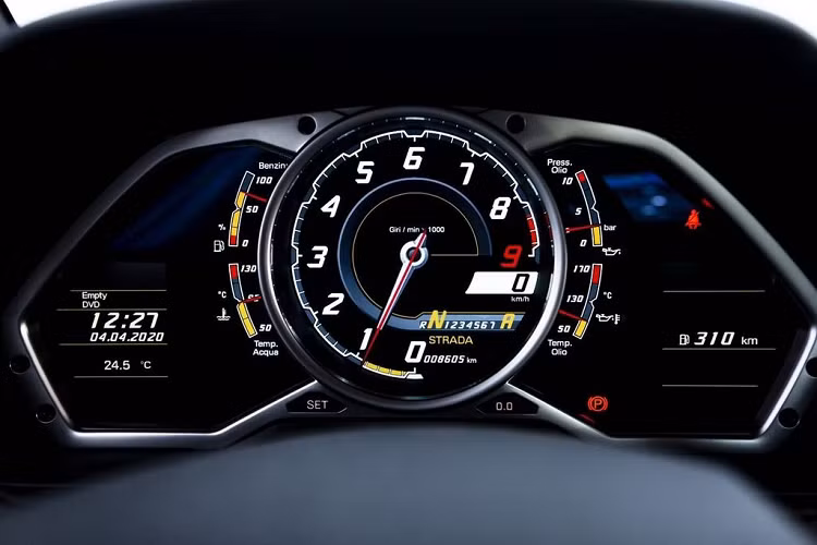 Về chi tiết, xuất hiện trên mặt trước của phiên bản Aventador này là một bộ cản mới cùng các thanh chia gió đầy cuốn hút. Đối xứng ở 2 bên, chiếc siêu xe nước Ý được trang bị thêm hai dải LED định vị ban ngày, gắn gọn gàng vào khu vực khe hút gió.