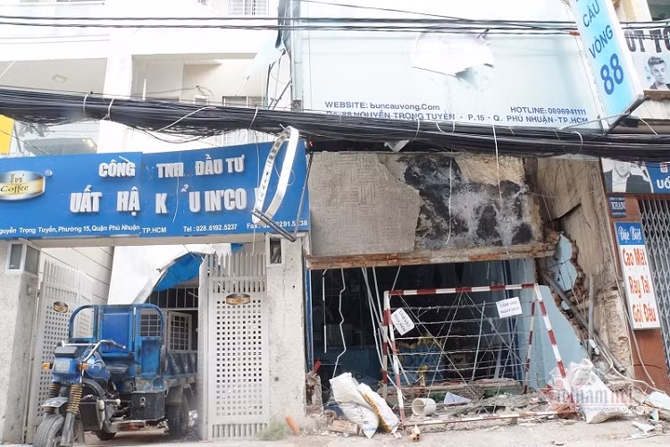 Ngày 23/12, hiện trường vụ nổ quán bún trên đường Nguyễn Trọng Tuyển, phường 15, quận Phú Nhuận (TP.HCM) vẫn đang được phong tỏa, đặt cảnh báo nguy hiểm. Theo quan sát, căn nhà nơi kinh doanh quán bún đậu và hai căn nhà bên cạnh bị hư hại nặng. Cửa kính, tường bê tông bị xé toạc, đổ sập ngổn ngang.