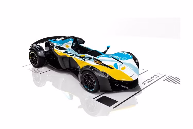 “Mở hàng” cho dòng sản phẩm Mono mới, chiếc siêu xe BAC Mono R này được cá nhân hóa một cách rất đặc biệt, lấy cảm hứng từ tựa game WipEout nổi tiếng trên PlayStation và tốn đến 10 ngày để có thể hoàn thành bản thiết kế. Bộ áo bên ngoài của xe được thiết kế bởi nhà thiết kế độ họa Eddie Wainwright, và nhà sáng lập trò chơi – Nick Burcombe. 