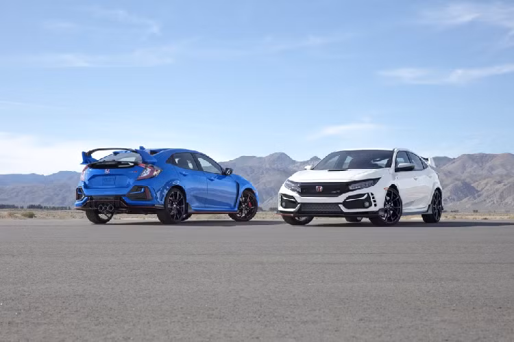 Sau lần đầu tiên ra mắt tại Tokyo Auto Salon năm nay, mẫu hatchback thể thao Honda Civic Type R 2020 mới sẽ trình làng tại Mỹ. Chiếc xe sẽ chính thức được bán ra vào mùa đông. Đây là phiên bản facelift với những nâng cấp về kiểu dáng, màu sắc lẫn hệ truyền động.