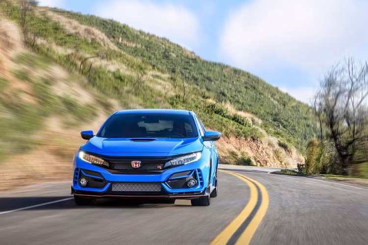 Giống những lần nâng cấp trước đây, ngoại hình xe thể thao Honda Civic Type R 2020 được thay đổi tinh tế. Những cánh gió nhỏ cùng màu thân xe được thêm vào, các khe hút gió kích thước lớn ở cản trước và sau.