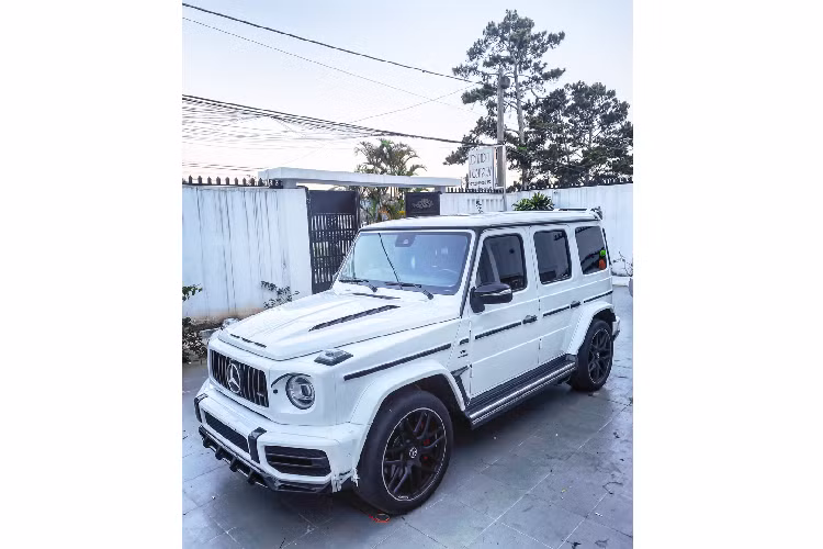 Với những nâng cấp đáng giá bao gồm bộ bodykit TopCar Light cùng hệ thống ống xả độ Akrapovic, hiệu năng vận hành của xe chắc chắn sẽ được cải thiện đáng kể so với thông số từ Mercedes-Benz. Hiện chưa rõ mức giá của tổng giá trị gói độ cho G63 AMG này, trong khi đó, một chiếc G63 AMG đang có giá bán chính hãng là 10,619 tỉ Đồng.